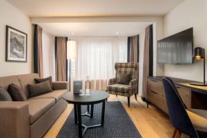 Walliserhof Grand-Hotel & Spa Relais & Châteaux的电视和/或娱乐中心
