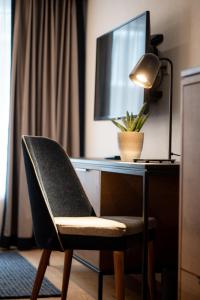 Walliserhof Grand-Hotel & Spa Relais & Châteaux的电视和/或娱乐中心