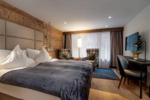 Walliserhof Grand-Hotel & Spa Relais & Châteaux客房内的一张或多张床位