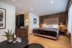 Walliserhof Grand-Hotel & Spa Relais & Châteaux客房内的一张或多张床位