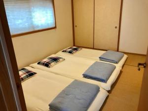 Легло или легла в стая в GuestHouse MISAKI 一棟貸切駐車場2台最寄駅はJR石山駅瀬田南郷ゴルフ場近し琵琶湖京都奈良大阪の観光は便利です