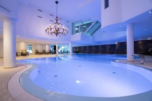 Walliserhof Grand-Hotel & Spa Relais & Châteaux内部或周边的泳池
