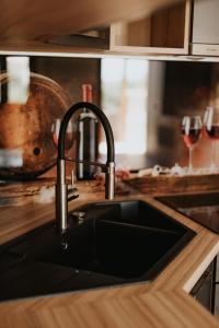 Kuchyňa alebo kuchynka v ubytovaní Sivota Luxury Apartments + 37 fotografií