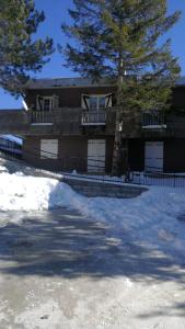 una casa con nieve delante en Casa Vittoria, en Rivisondoli