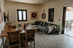 sala de estar con sofá y mesa en Sivota Luxury Apartments en Sivota