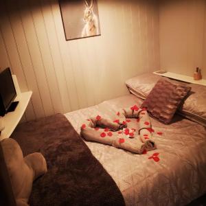 Tempat tidur dalam kamar di pen-rhos luxury glamping "The Hare Hut"