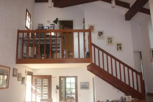 ein Wohnzimmer mit einer Holztreppe in einem Haus in der Unterkunft Maison-Limoux Chambre D'Hote Limoux 11300 in Limoux