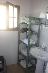 ein Badezimmer mit einem grünen Regal neben einem Waschbecken in der Unterkunft Maison-Limoux Chambre D'Hote Limoux 11300 in Limoux + 50 Fotos