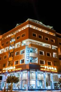 un grand bâtiment avec des lumières devant lui dans l'établissement Hotel Golden Flora, à Béni Mellal