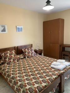 - une chambre avec un lit et 2 serviettes dans l'établissement Hostel Los Pioneros, à El Calafate