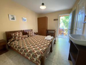 a bedroom with a bed and a bathroom with a sink at Hostel Los Pioneros in El Calafate
