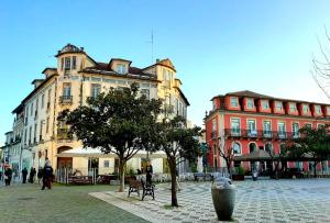 a group of buildings on a city street at Residenza Dutzu - Aparthotel Leiria in Leiria