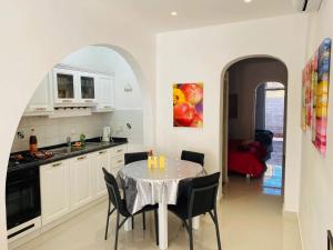 Η κουζίνα ή μικρή κουζίνα στο Marsalforn centre maisonette