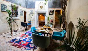 a living room filled with furniture and a painting at Riad les 2 Portes in Marrakesh