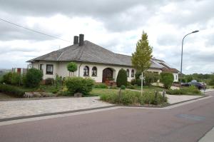 une maison sur le côté d'une rue avec dans l'établissement Ferienwohnung Hoffmann, à Osburg
