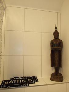 a statue sitting on a shelf next to a wall at Elbe19 Ferienwohnung in Marschacht +98 photos