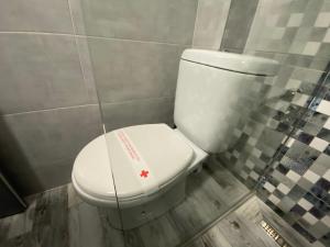 een badkamer met een toilet met een bordje erop bij Pansion Fočin Han in Sarajevo