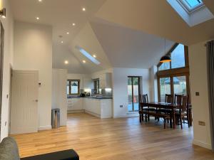 Una cocina y un comedor con mesa y sillas. en Chestnut-Lodge is rural, secluded, private with Hot Tub, en Maidstone