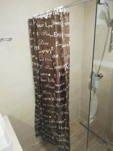 cortina de ducha con escritura en el baño en Apartman Adelfes P16, Milmari Resort, en Kopaonik 24 fotos más