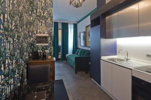 A cozinha ou cozinha compacta de Turin Tales Luxury Apartments