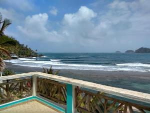 - Balcón con vistas a la playa en Apartamento en el caribe, en Colón 8 fotos más