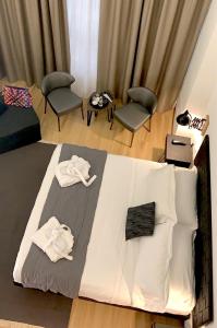 Postel nebo postele na pokoji v ubytování INTOMILAN Galleria Duomo I Boutique & Design Aparthotel