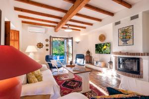 sala de estar con sofá y chimenea en Cortijo el Azahar en Órgiva