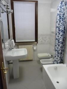 een badkamer met een wastafel, een toilet en een douche bij il PoetaContadino in Casalbuttano