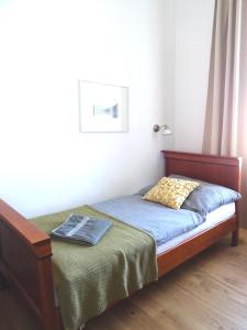- une chambre avec un lit avec une lampe et un livre dans l'établissement Suite Marie Antoinette, à Gmunden