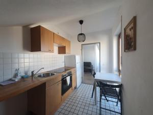 uma cozinha com um lavatório e uma bancada em Beautiful City Apartment für bis 4 Personen em Paderborn