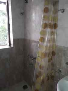 a shower with a shower curtain in a bathroom at CABAÑAS VILLA CLUB 2 cerca de aeropuerto El Palomar in Hurlingham