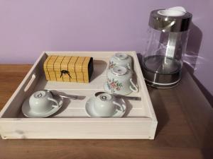 a wooden tray with two tea pots and a blender at Chez Savary in Varzay