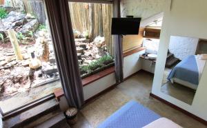a bedroom with a view of a fish tank at Pousada Santa Vila in Serra do Cipo