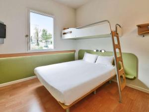 Postel nebo postele na pokoji v ubytování Ibis Budget Grenoble Sud Seyssins