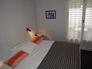 Postel nebo postele na pokoji v ubytování Hotel Du Croisé