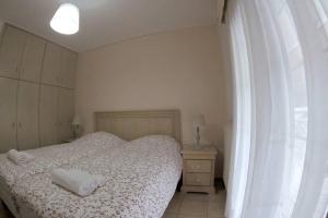 1 dormitorio con 1 cama con 2 toallas en Big Apartment 1 - City Center, en Kalambaka