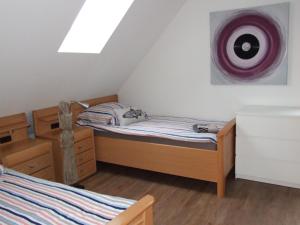 a small bedroom with two beds and a skylight at Elbe19 Ferienwohnung in Marschacht