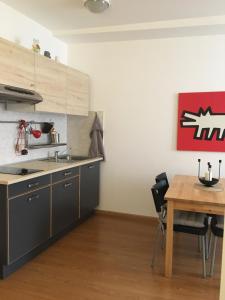 A kitchen or kitchenette at Feltre House