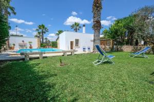 a yard with two chairs and a swimming pool at Residence Contrada Schite in Presicce