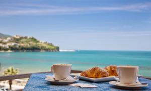 ガリポリにあるLA GIUDECCA by VALEのビーチでのコーヒーとクロワッサン2杯付きのテーブル