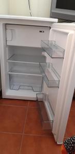サン・ルイス・デ・サビニリャスにあるRio Manilvaの白いオープン冷蔵庫(ドアを開けます)