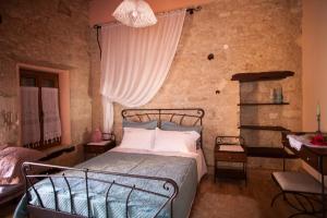 1 dormitorio con cama y lámpara de araña en Ariadne Traditional Home, en Margarítai
