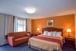 เตียงในห้องที่ Monticello Inn- Framingham/ Boston