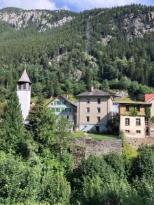 una piccola cittadina con un faro su una montagna di Alpine Haus a Göschenen