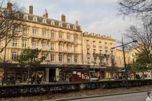 Το κτήριο όπου στεγάζεται  το διαμέρισμα