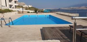 Bazén v ubytování Studio Apartma PAG BLUE OCEAN 1 with sea view nebo v jeho okolí