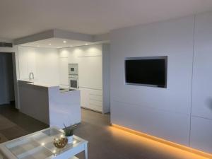 Et tv og/eller underholdning på Miraflores Beach - Playa First Line - Sea view - Luxury & Design Apartment
