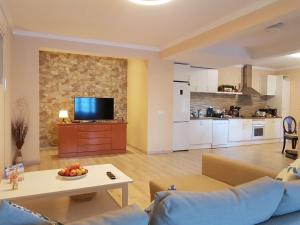 ein Wohnzimmer mit einem Sofa und einem Tisch in der Unterkunft Villa con piscina in Oropesa del Mar