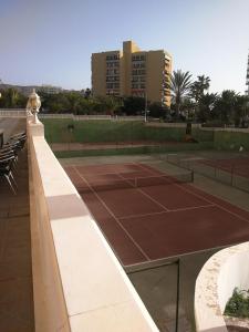 una pista de tenis con red y algunas sillas en Achacay, en Los Cristianos