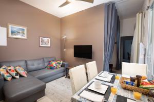 - un salon avec un canapé et une table dans l'établissement Les Terrasses Du Midi - Garage+Clim+WiFi, à Carcassonne